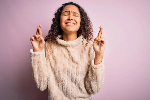 Joven Hermosa Mujer Con Pelo Rizado Usando Suéter Casual Pie — Foto de Stock