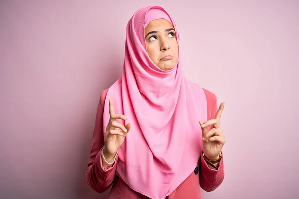 Joven Chica Hermosa Con Hijab Musulmán Pie Sobre Fondo Rosa — Foto de Stock
