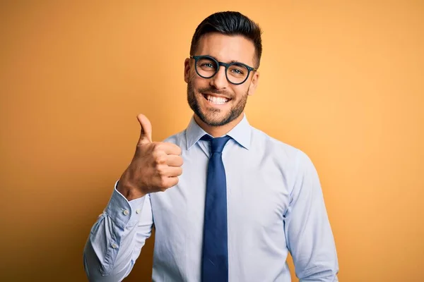 Joven Hombre Negocios Guapo Con Corbata Gafas Pie Sobre Fondo —  Fotos de Stock