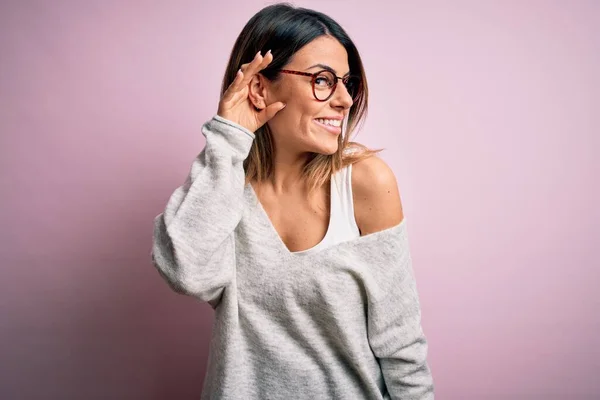 Joven Mujer Morena Hermosa Con Suéter Casual Gafas Sobre Fondo —  Fotos de Stock