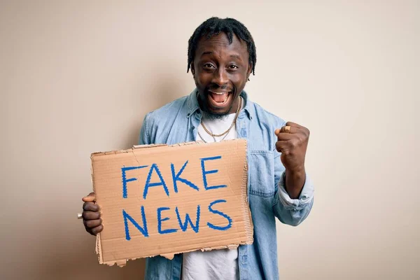 Ung Afrikansk Amerikansk Man Håller Fana Med Falska Nyheter Meddelande — Stockfoto
