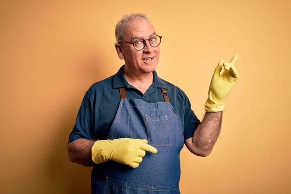 Putzfrau Mittleren Alters Mit Schürze Und Handschuhen Über Gelbem Hintergrund — Stockfoto