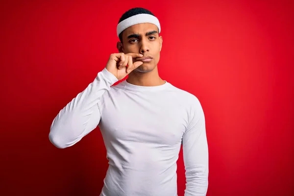 Jovem Atleta Afro Americano Bonito Vestindo Sportswear Sobre Fundo Vermelho — Fotografia de Stock