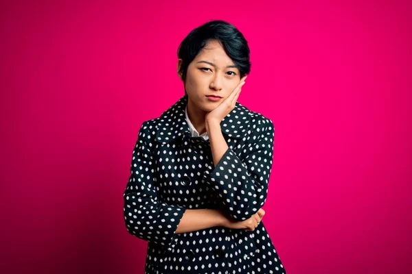 Jovem Bela Menina Asiática Vestindo Jaqueta Casual Sobre Isolado Rosa — Fotografia de Stock