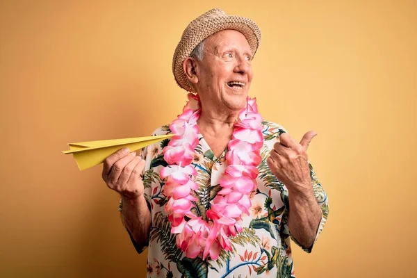 Γκρίζα Μαλλιά Ανώτερος Άνδρας Φορώντας Καλοκαιρινό Καπέλο Και Hawaiian Lei — Φωτογραφία Αρχείου