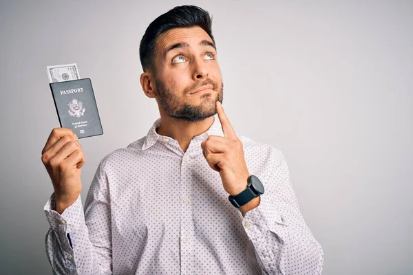 Junger Gutaussehender Touristenmann Der Einen Ausweis Der Vereinigten Staaten Mit — Stockfoto