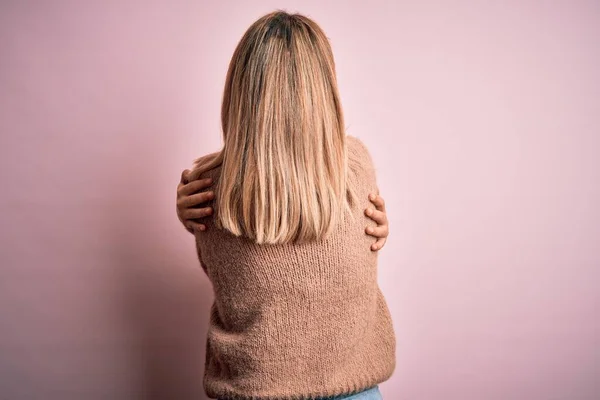 스웨터를 행복하고 긍정적 모습을 아름다운 금발의 과자기돌봄 — 스톡 사진