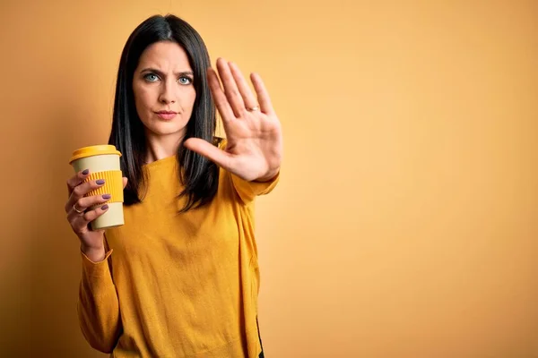 Mavi Gözlü Genç Bir Kadın Elinde Kahve Fincanıyla Sarı Arka — Stok fotoğraf