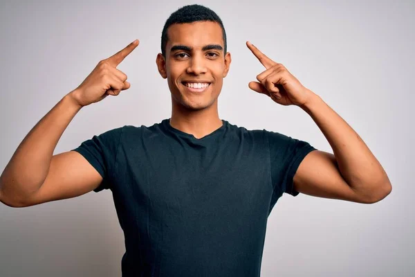 Joven Hombre Afroamericano Guapo Usando Camiseta Casual Pie Sobre Fondo —  Fotos de Stock