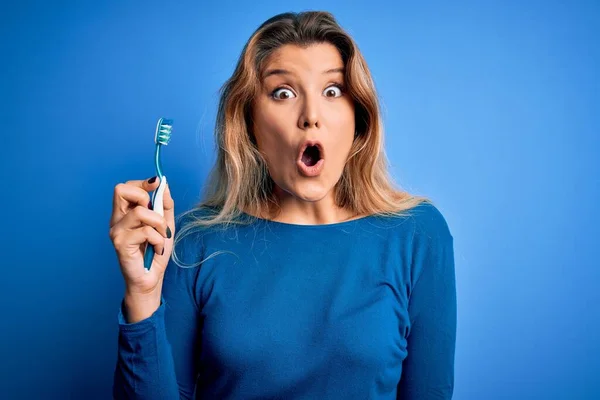 Giovane Bella Donna Bionda Utilizzando Denti Spazzola Isolato Sfondo Blu — Foto Stock