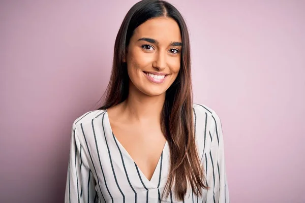 Jonge Mooie Brunette Vrouw Draagt Casual Gestreept Shirt Geïsoleerde Roze — Stockfoto