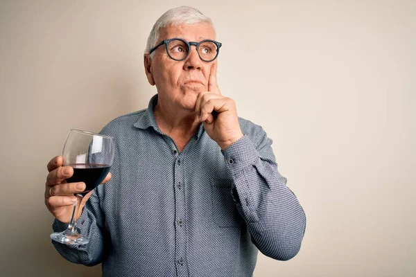 Senioren Knappe Man Die Glas Rode Wijn Drinkt Geïsoleerde Witte — Stockfoto
