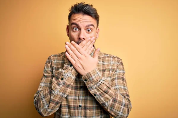 Junger Gutaussehender Mann Lässigem Hemd Der Vor Isoliertem Gelbem Hintergrund — Stockfoto