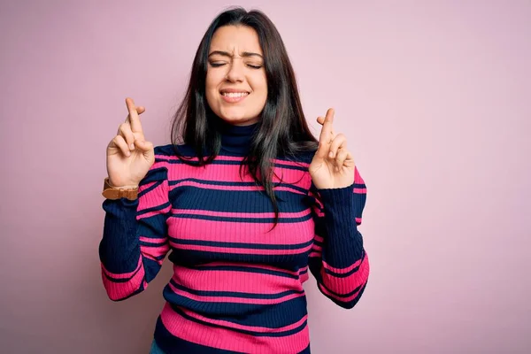 Jonge Brunette Elegante Vrouw Dragen Gestreept Shirt Roze Geïsoleerde Achtergrond — Stockfoto