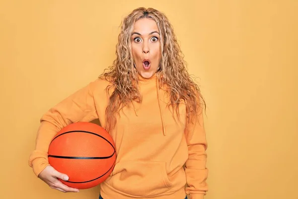 Güzel Sarışın Sporcu Basketbol Topunu Sarı Arka Planda Tutuyor Korkmuş — Stok fotoğraf