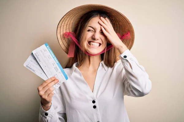 Joven Hermosa Pelirroja Turista Con Sombrero Tradicional Asiático Sosteniendo Tarjeta —  Fotos de Stock