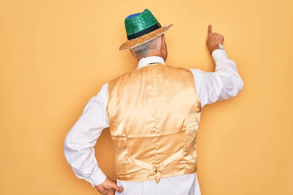 Homme Aux Cheveux Gris Moyen Âge Portant Custome Carnaval Brésilien — Photo