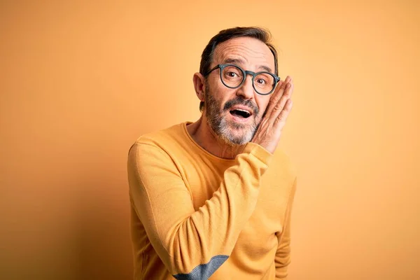 Homem Hoary Meia Idade Vestindo Camisola Casual Óculos Sobre Isolado — Fotografia de Stock