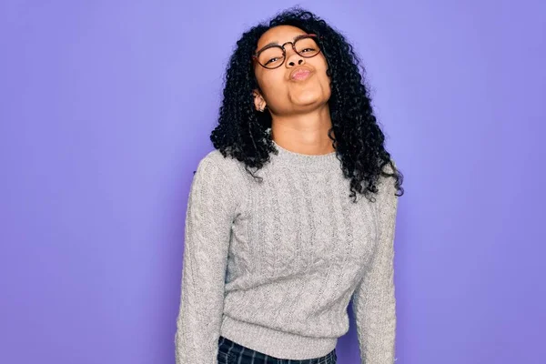Młoda Afroamerykanka Ubrana Luźny Sweter Okulary Fioletowym Tle Patrząca Kamerę — Zdjęcie stockowe
