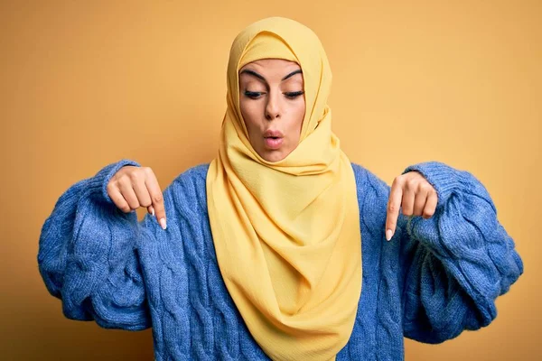 Junge Schöne Brünette Muslimin Trägt Arabischen Hijab Über Isoliertem Gelben — Stockfoto