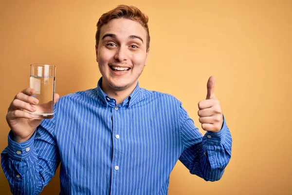 Junge Gut Aussehende Rothaarige Mann Trinkt Glas Wasser Über Isolierten — Stockfoto