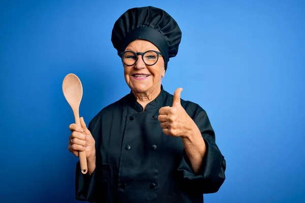 Senior Hermosa Mujer Pelo Gris Chef Con Uniforme Cocina Sombrero —  Fotos de Stock