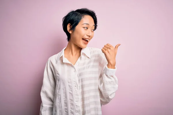 Jong Mooi Aziatisch Meisje Dragen Casual Shirt Staan Geïsoleerde Roze — Stockfoto