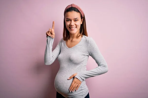 Genç Güzel Hamile Bir Kız Pembe Arka Planda Bebek Bekliyor — Stok fotoğraf