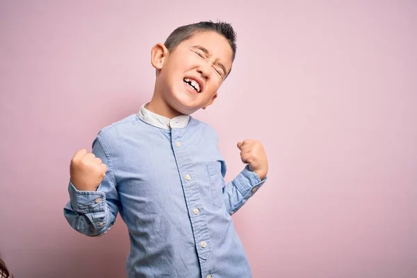 Ung Liten Pojke Unge Bär Elegant Skjorta Står Över Rosa — Stockfoto