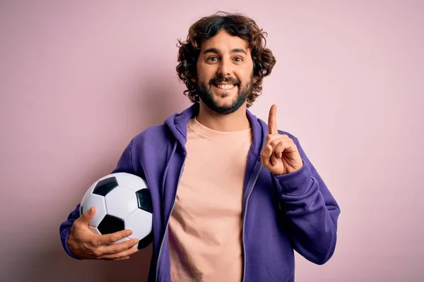 Sakallı Yakışıklı Oyuncu Futbol Topunu Pembe Arka Planda Tutarken Bir — Stok fotoğraf