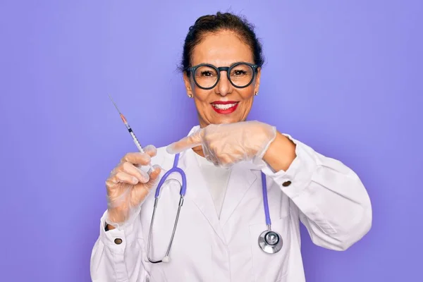 Starszy Lekarz Średnim Wieku Kobieta Trzymająca Strzykawkę Szczepionką Medyczną Bardzo — Zdjęcie stockowe