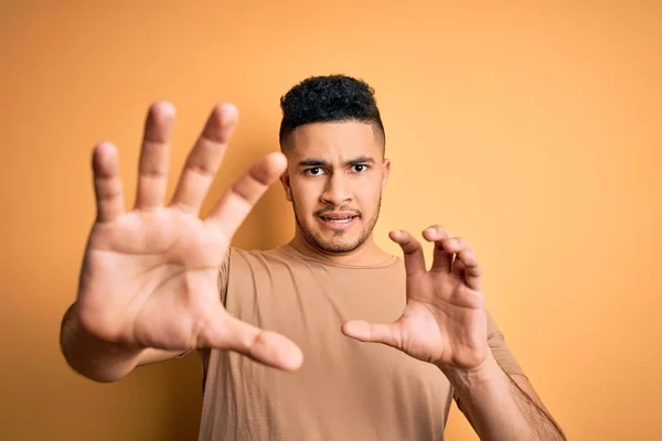 Homem Bonito Jovem Vestindo Camiseta Casual Sobre Fundo Amarelo Isolado — Fotografia de Stock