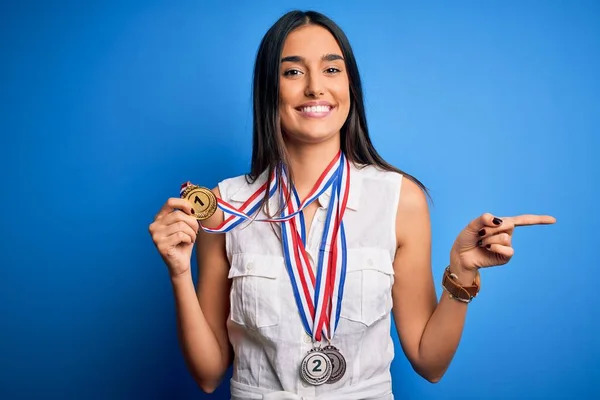 Jovem Bela Morena Atthete Campeão Mulher Ganhar Medalhas Sobre Fundo — Fotografia de Stock