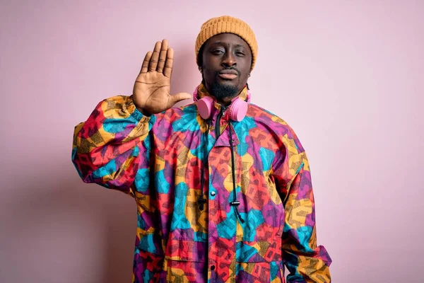 Jovem Homem Afro Americano Bonito Vestindo Casaco Colorido Boné Sobre — Fotografia de Stock