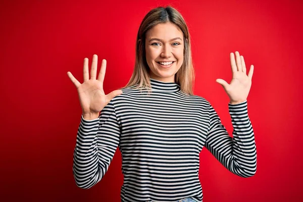 Ung Vacker Blond Kvinna Bär Casual Randig Tröja Över Röd — Stockfoto