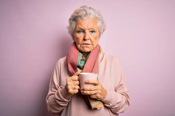 Senior Schöne Grauhaarige Frau Trinkt Tasse Kaffee Über Isolierten Rosa — Stockfoto