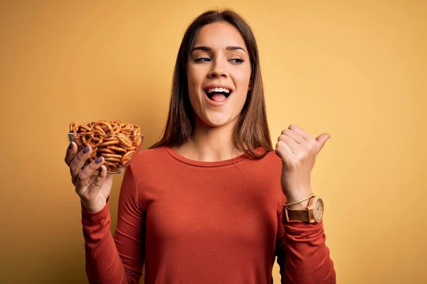 Young Beautiful Brunette Woman Holding Bowl Germany Baked Pretzels Pointing — Stock Photo, Image