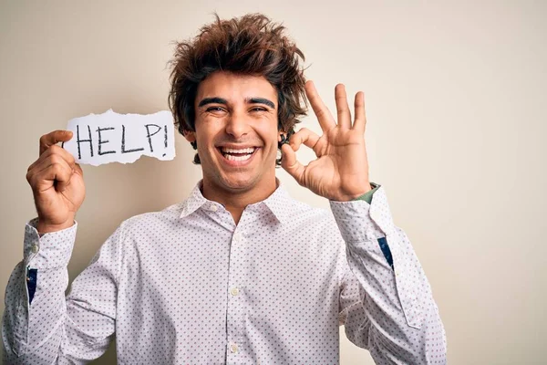 Jovem Homem Bonito Segurando Papel Com Mensagem Ajuda Sobre Fundo — Fotografia de Stock