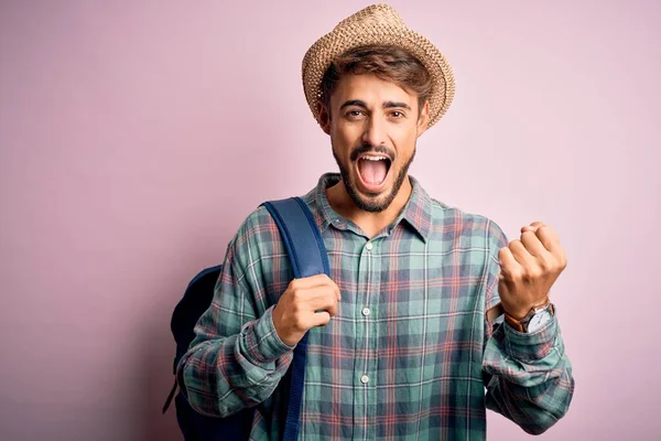 Jóvenes Turistas Vacaciones Vestidos Mochila Sombrero Verano Sobre Fondo Rosa —  Fotos de Stock