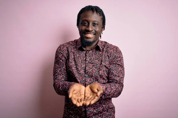 Joven Hombre Afroamericano Guapo Con Camisa Casual Pie Sobre Fondo —  Fotos de Stock