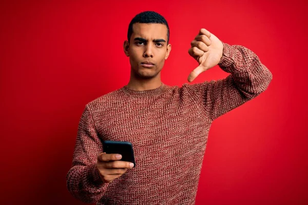 Hombre Afroamericano Guapo Teniendo Conversación Usando Teléfono Inteligente Sobre Fondo —  Fotos de Stock