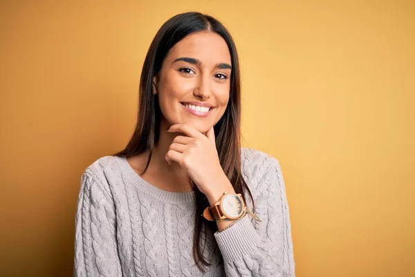 Die Junge Schöne Brünette Frau Trägt Einen Weißen Lässigen Pullover — Stockfoto