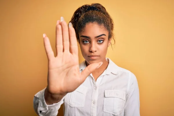 Jong Mooi Afrikaans Amerikaans Meisje Dragen Casual Shirt Staan Gele — Stockfoto