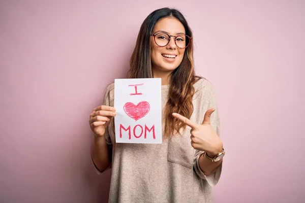 Jong Mooi Vrouw Holding Papier Met Liefde Moeder Bericht Vieren — Stockfoto