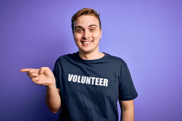 Jovem Homem Ruivo Bonito Vestindo Camiseta Voluntária Sobre Fundo Roxo — Fotografia de Stock
