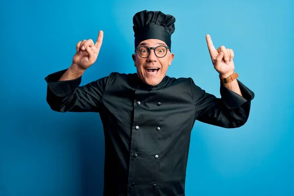 Středního Věku Pohledný Šedovlasý Kuchař Kuchařské Uniformě Klobouku Úžasem Překvapením — Stock fotografie
