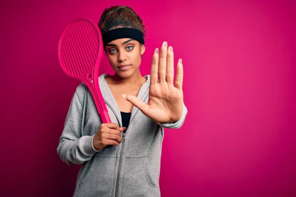 Jonge Afrikaanse Amerikaanse Sportvrouw Tennissen Met Behulp Van Racket Geïsoleerde — Stockfoto