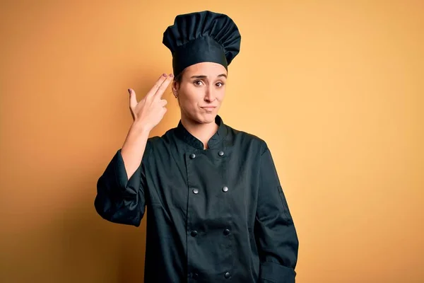 Junge Schöne Köchin Kochuniform Und Hut Vor Gelbem Hintergrund Schießt — Stockfoto
