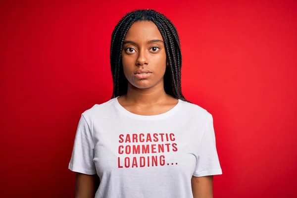 Νεαρή Αφροαμερικανή Γυναίκα Που Φοράει Σαρκασμό Σχολιάζει Κείμενο Shirt Πάνω — Φωτογραφία Αρχείου