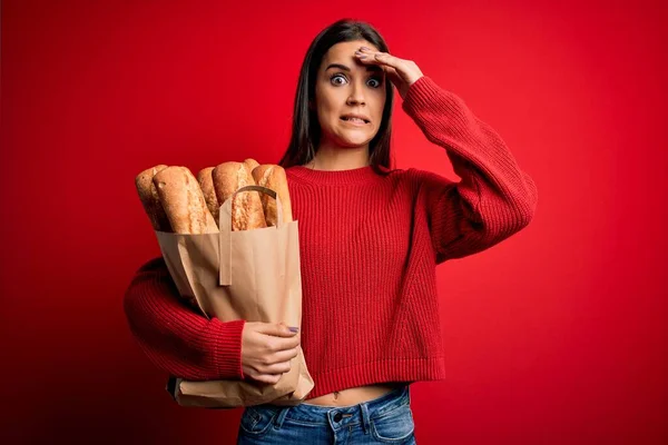 Joven Mujer Morena Hermosa Sosteniendo Bolsa Papel Con Pan Sobre —  Fotos de Stock